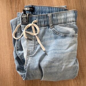 Rewash Woman’s Relaxed Fit Jeans in Light Blue